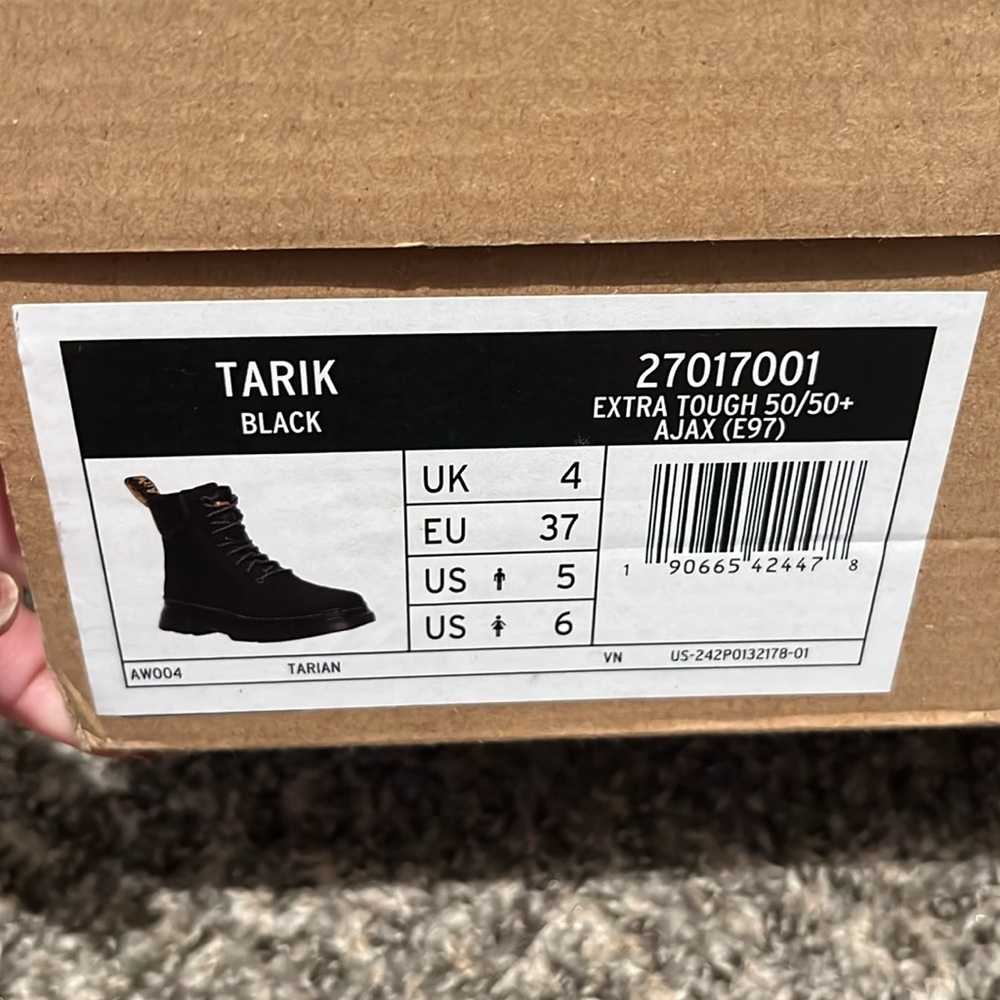 NIB Women’s Dr. Martens Black Boots Size 6 - Picture 8 of 8
